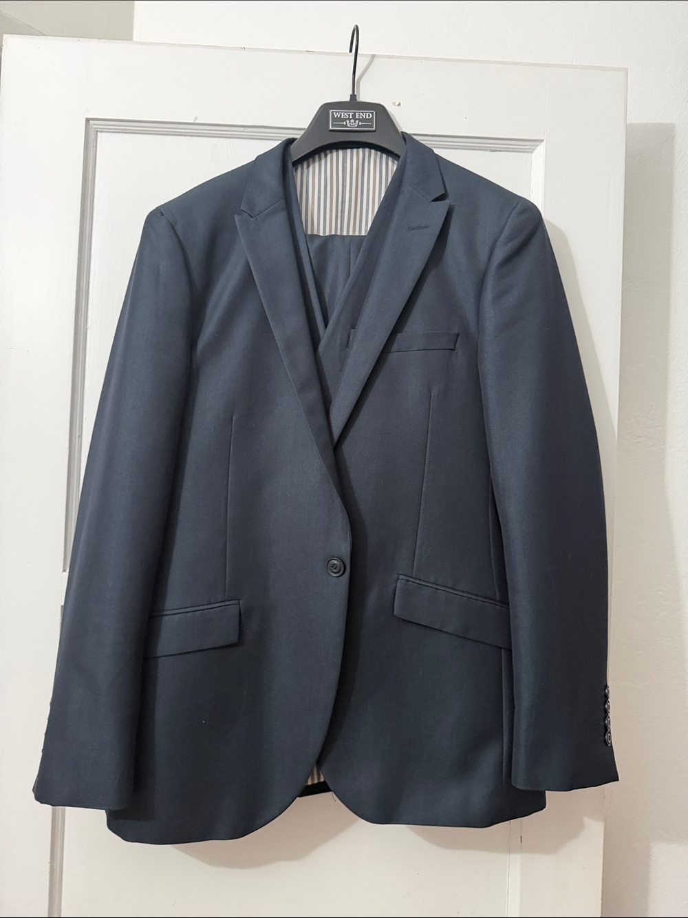 Classic Men's Navy Single-Button Suit Jacket